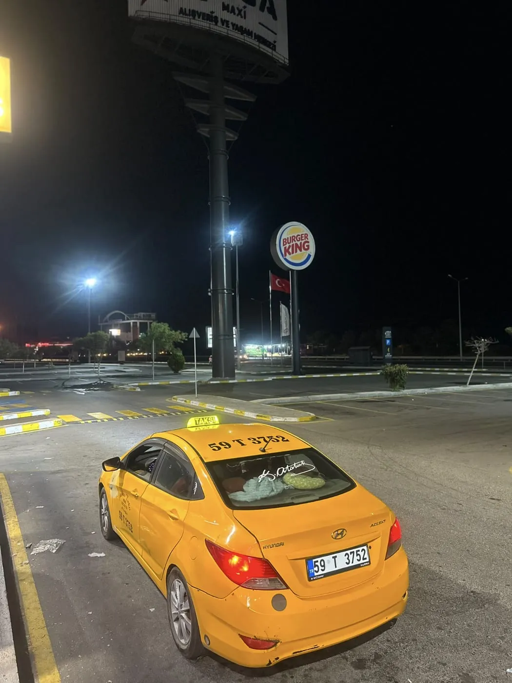 Adliye Taksi aracı gece şehirler arası yolculukta dinlenme tesisinde mola verirken